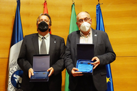 Los catedráticos Javier López y Carlos Camacho posan con el premio