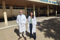 Los investigadores Mario Gutiérrez y Natalia García en la puerta de la Facultad de Medicina
