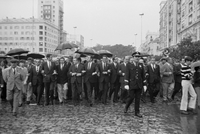 Autoridades encabezando la manifestación (1963)