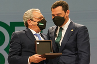 El rector recibe la Medalla de manos del presidente de la Junta de Andalucía, Juanma Moreno