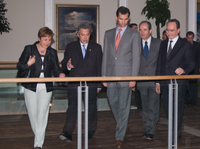 El Príncipe de Asturias y autoridades en la inauguración del Rectorado (2002)