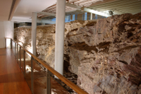 Interior del Rectorado con los restos de la muralla fenicia (2004)