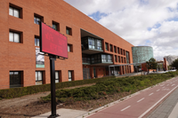 Carril bici junto a la Biblioteca General