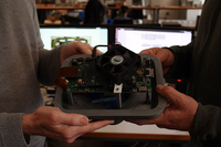 Dos de los investigadores muestran el prototipo del sistema diseñado en la UMA