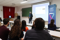 Andrew Hernández impartiendo su taller en la Facultad de Ciencias de la Comunicación