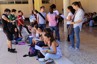 Estudiantes, momentos antes de un examen de la PEvAU