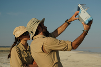 Los investigadores de la UMA Enrique Moreno-Ostos y Sofía Rodríguez midiendo niveles de CO2 atmosférico a orillas del Gran Aral (Foto de Laura Carrau)