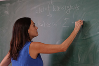 La investigadora María López imparte una clase en la Facultad de Ciencias