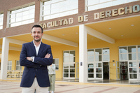José Alberto España posa en la entrada de la Facultad de Derecho