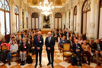 Foto de familia en el Salón de los Espejos del Ayuntamiento