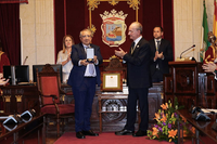 El rector recibe la Medalla de la Ciudad de manos del alcalde