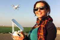 La investigadora de la UMA Margarita Mulero trabaja con un dron en la investigación