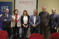 Foto de familia de los participantes en la inauguración del ciclo "Claves del mundo actual"