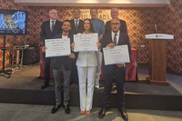 Los egresados premiados posan con las autoridades