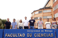Parte del equipo científico de SIBIUMA en la entrada de la Facultad de Ciencias