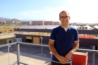 El investigador Juan Miguel Morales posa en la Escuela de Ingenierías Industriales