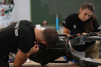 Alumnos trabajando en el prototipo, en la Escuela de Ingenierías Industriales