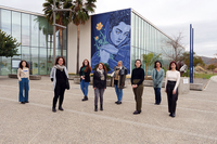 Jóvenes investigadoras de la UMA posan en la entrada de la Facultad de Ciencias de la Salud