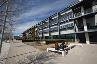 Paneles solares sobre la fachada de la ETSI Industrial