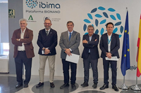 Autoridades y representantes institucionales de la UMA e IBIMA posan antes del acto