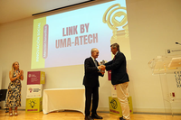 El rector recibe el reconocimiento de manos del alclade