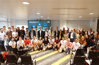Estudiantes, autoridades y miembros de Oracle