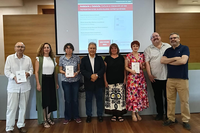 Autores y representantes institucionales posan con el libro durante la presentación en el Rectorado