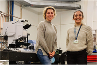 Tanja Dučić, del Sincrotrón ALBA (Barcelona), y la investigadora de la UMA Elena González, dos de las autoras principales de este estudio