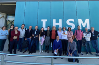 Investigadores de la Red ‘Plant Membrane Biology Network’ posan en la entrada del edificio IHSM