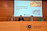 El delegado del rector para la Inspección, Sergio Cañete, acompañado por el profesor de Radiología Francisco Sendra y Dolores Domínguez, presidenta del comité organizador del seminario