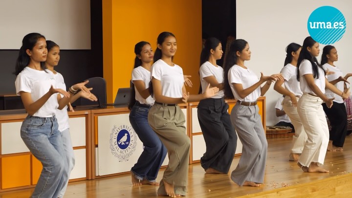 Nuestra Escuela de Ingenierías @industrialesuma ha acogido hoy el espectáculo de baile camboyano «Danza, dignidad y encuentro», con motivo del 25.º aniversario de @sauce_ong, una organización que, desde 2001, trabaja para ❤️ mejorar la vida de las personas más vulnerables de Camboya, impulsando proyectos de educación, salud, inclusión de personas con discapacidad y desarrollo de las comunidades rurales.