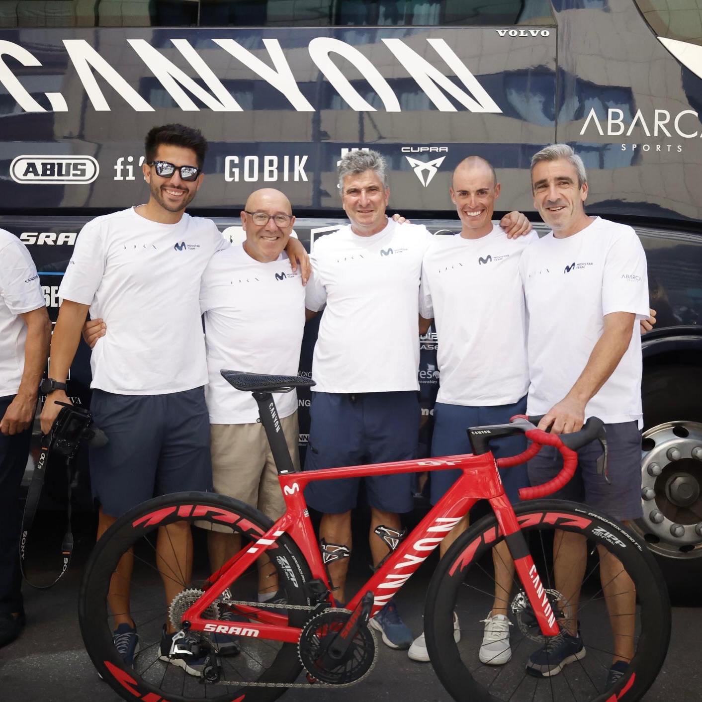 Nuestro profesor de @ccsaluduma Marcelino Torrontegui, conocido como ‘Torron’, ha formado parte en 🚴‍♂️ @lavuelta 2026 del equipo Movistar, 🏆 campeón con su corredor Enric Más.

👏 Tras ser convocado, nuestro docente se desplazará próximamente al Mundial. ¡Enhorabuena!