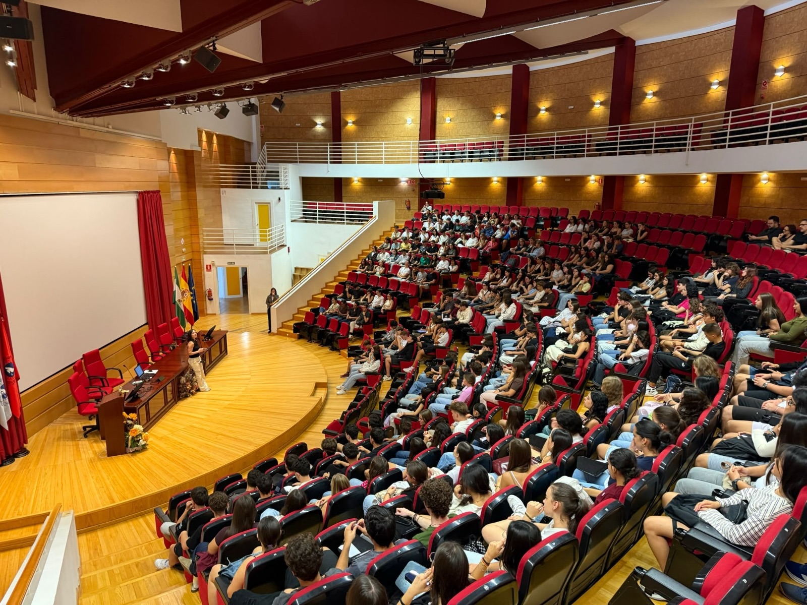 Ya está en marcha nuestro programa de visitas guiadas para estudiantes de Secundaria y Bachillerato, organizado por el @vestudiantesuma a través de la Oficina de Atención al Estudiante. 

🎓 La primera jornada ha contado con la participación de 324 estudiantes procedentes de @safaicet, @colegiopuertosol, @institutohuelin e IES Torre Atalaya. 🙋‍♀️ ¡A lo largo del curso está previsto que más de 4.500 jóvenes participen en estas visitas!