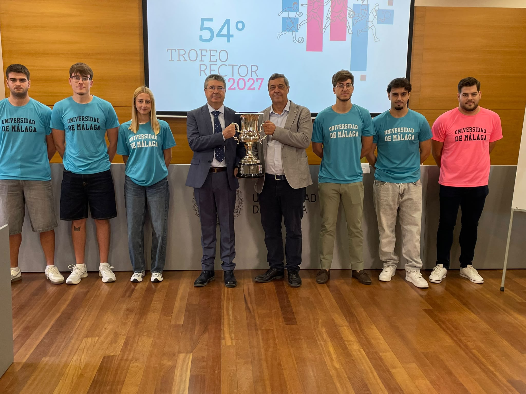 Hoy hemos presentado la 54ª edición del Trofeo Rector, cuya participación está abierta a estudiantes, PTGAS y PDI.

Las inscripciones para las primeras modalidades —baloncesto, 🏐 voleibol, vóley playa, tenis, 🏓 pádel masculino y femenino y fútbol 7— se abrieron el 5 de octubre y se cerrarán entre el 16 y el 25, según la disciplina. Las competiciones arrancarán el 26 de octubre con el vóley playa masculino, mientras que el 3 de noviembre lo harán el baloncesto, el voleibol, el tenis y el pádel. El fútbol sala, el rugby 7 y el bádminton se incorporarán a partir de enero. 

El acto ha contado con las intervenciones del rector @teolopezuma, y del director general de @deportesuma, Cristóbal Moreno, así como con la presencia de representantes de diferentes centros de la universidad.