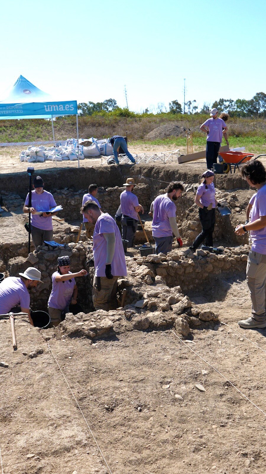 Los orígenes de la Málaga fenicia se investigan en la quinta campaña arqueológica de la UMA en el yacimiento del Cerro del Villar, que finaliza este próximo viernes con hallazgos inéditos y tan sólo un 10% de su superficie desenterrada. 

🔎 Las excavaciones han sacado a la luz nuevos descubrimientos que constatan la existencia de, al menos, tres potentes fases arquitectónicas superpuestas que evocan a las grandes ciudades del Próximo Oriente, la pujanza económica y comercial que se desarrollaba en el asentamiento o la importancia de la práctica de actividades de culto y artesanía.

Representantes de todas las instituciones que forman parte de este proyecto se han reunido hoy en el enclave, entre ellos, el rector @teolopezuma, y el alcalde de la ciudad, Francisco de la Torre, quienes han destacado la colaboración institucional como clave del éxito de este proyecto, además de la trascendencia arqueológica del yacimiento a la hora de conocer y documentar la Málaga actual.