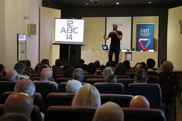 Aforo completo en la ponencia de Ramón Nogueras