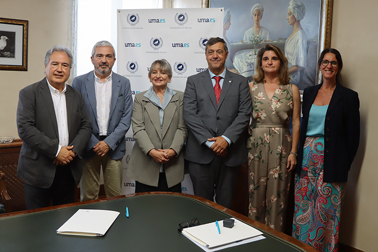 Foto de familia tras la firma del convenio