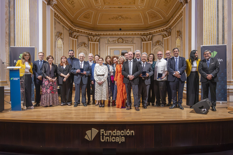 Foto de familia de las Medallas Ateneo 2024